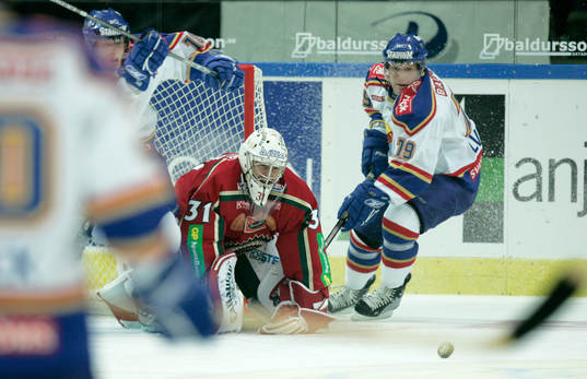 Tommy Salo, målvakt och Jimmie Ölvestad till höger