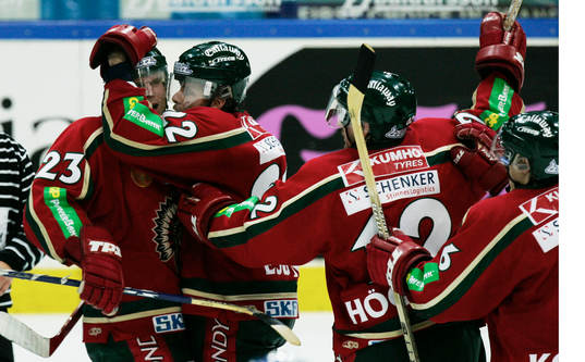 2-1, segermål av Ronnie Sundin som grattas av Jonas