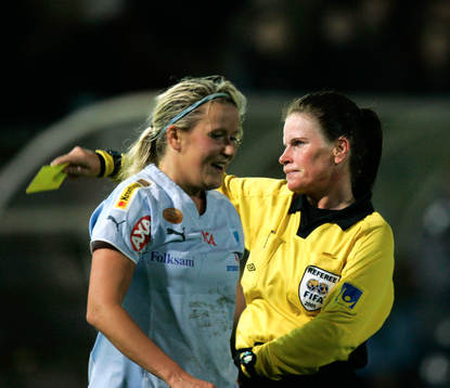Jenny Engwall, Malmö. Gult kort, varning, domare