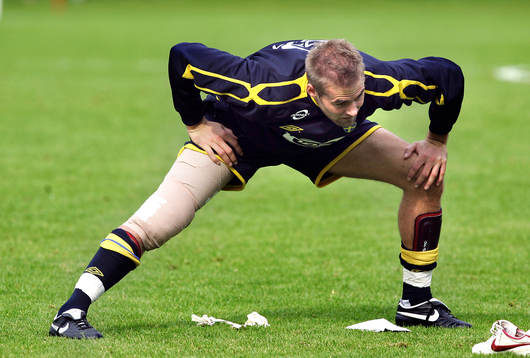 Olof Mellberg stretchar sitt lindade ben