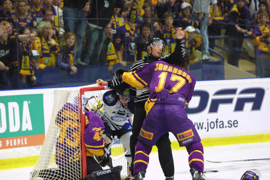 Mathias Johansson attackerar domaren