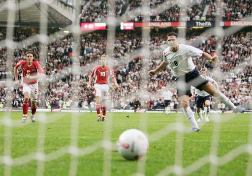 Frank Lampard gör första målet för England på straff