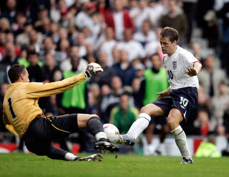 Michael Owen skjuter men Österrikes målvakt Jurgen Macho