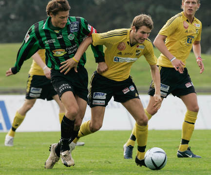 Högaborgs lagkapten försöker stoppa Mikael Dahlgren