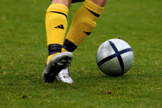 Fot, boll, fotboll. Högerspark