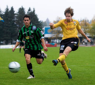 David Hansson klipper till med vänstern. Vänsterskott