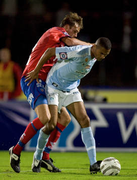 Afonso Alves, Malmö, har Andreas Granqvist i ryggen