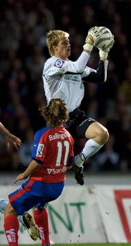 Mattias Asper, målvakt, fångar bollen