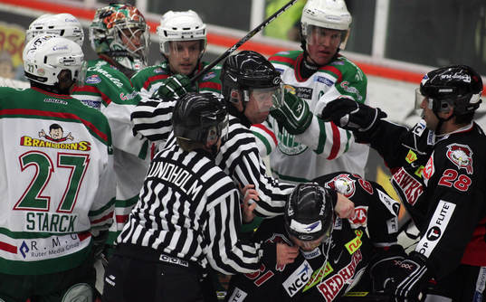 Hårda tag mellan Rögle och MIF. Domarna avvärjer