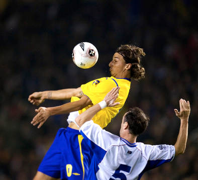 Zlatan Ibrahimovic tar ner bollen