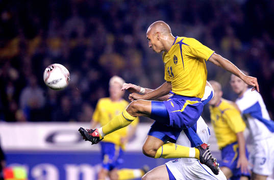 Henrik Larsson sparkar in 2-1