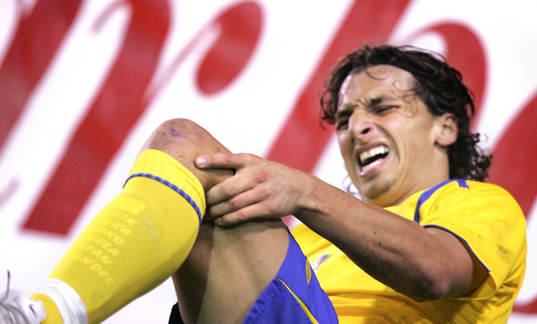 Zlatan Ibrahimovic tar sig för knäet