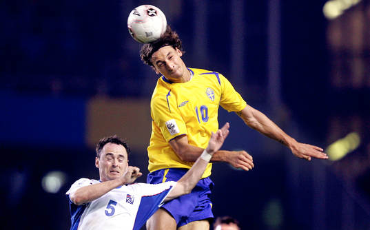 Zlatan Ibrahimovic i nickduell med Audun Helgason som ger
