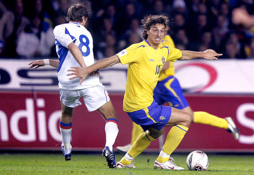 Zlatan Ibrahimovic vänder bort Kári Àrnason, Island