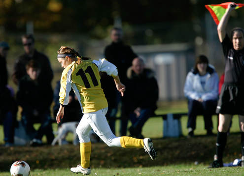 Offside, assisterande domaren vinkar för off side