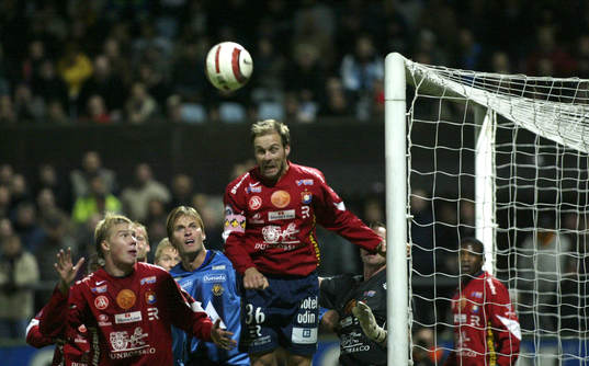 Magnus Källander nickar undan boll på hörna