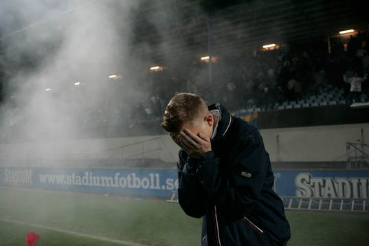 Gasattack, här skyddar sig en supporter