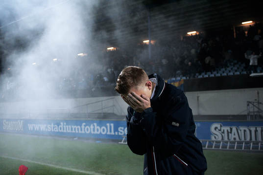 Gasattack, här skyddar sig en supporter