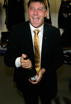 Kjell Jonevret, tränare Djurgården, firar med champagne.