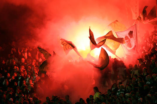 Hammarbyklacken tände upp bengaliska eldar