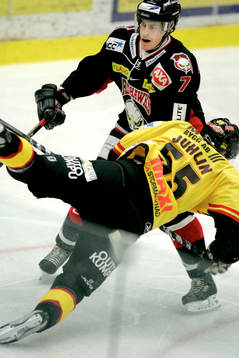Miska Kangasniemi, Malmö tacklar Patrik Juhlin, Västerås