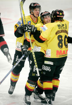 Jimmie Lindström, Våsterås, (i mitten) jubel