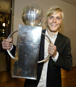 Johan Arneng med pokalen. Lennart Johanssons pokal