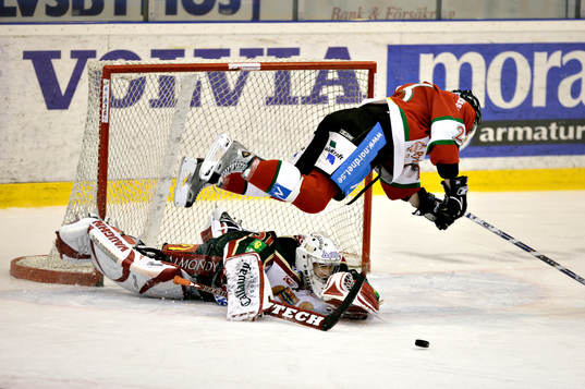 Thomas Skogs, Mora tar sig en flygtur över Tommy Salo,