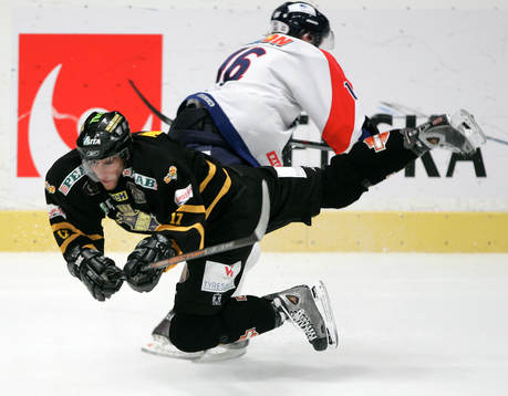 Joakim Häll, AIK åker på en riktigt full knätackling av