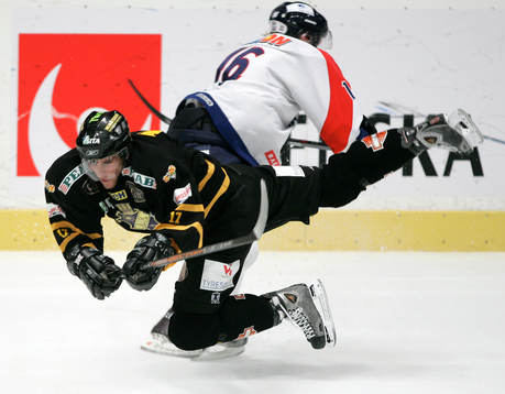 Joakim Häll, AIK åker på en riktigt full knätackling av