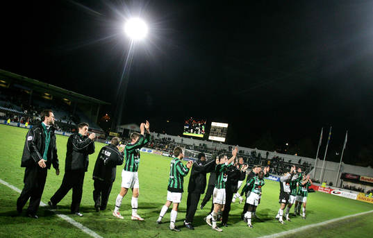 Gais vinkar till publiken