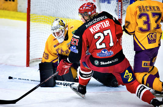 Chrisopher Heino-Lindberg, målvakt Färjestad försöker