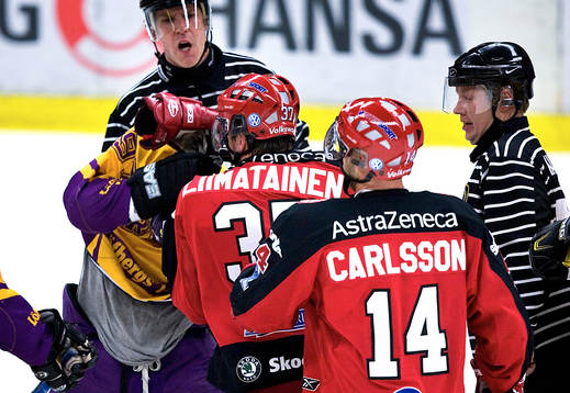 Per Ledin och Petri Liimatainen gör upp i slutet av matchen