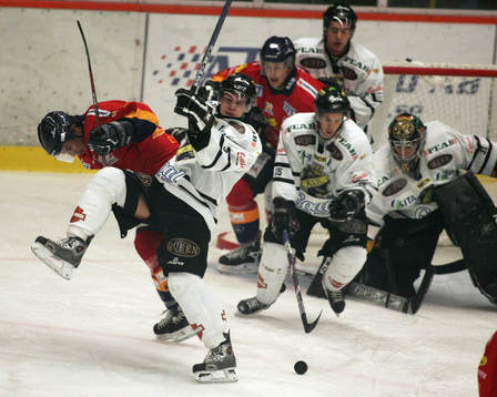 Ishockey. Allsvenskan. Växjö - AIK. Hårt tryck framför