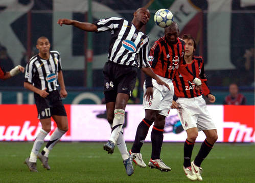 Vieira och Seedorf, nickduell