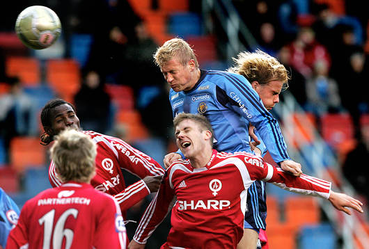 Toni Kuivasto nickar in 1-0 för Djurgården
