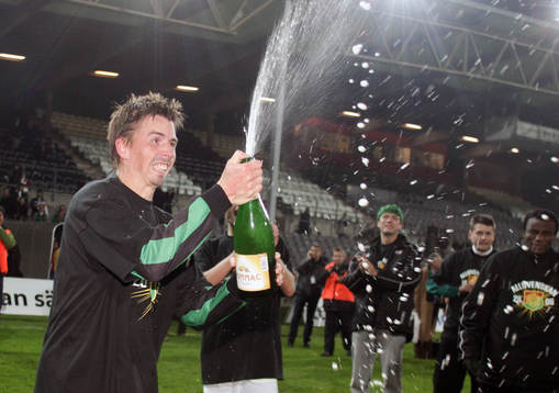 Mathias Gravem firar med champagne