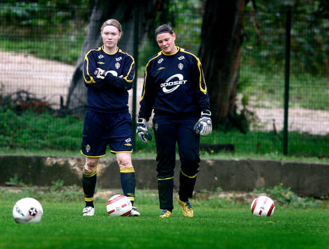 Hedvig Lindahl, (målvakt) och Caroline Jönsson (målvakt)