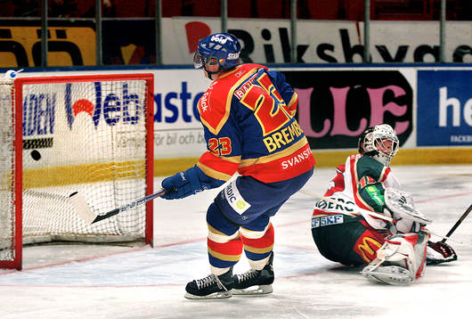 Fredrik Bremberg slår in 5-1 bakom Mikael Sandberg,