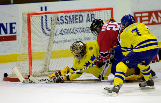 Kim Martin, målvakt, Sverige, hårt trängd av Kanada