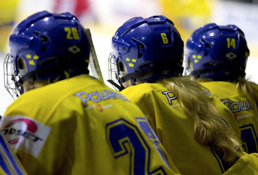 Ishockey, dam, Sverige. Genre, tjejer, bås, hjälm, hår,