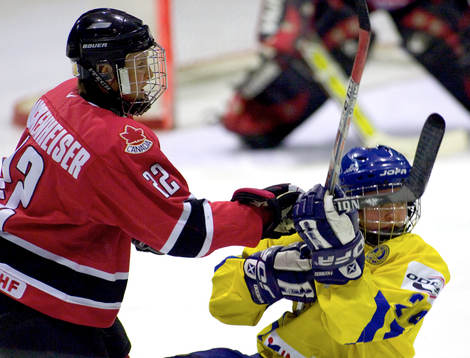 Hayley Wickenheiser trycker till Nanna Jansson
