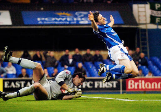 Romain Larrieu, målvakt, Plymouth drar ner Nicky Forster,