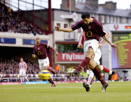 Robin Van Persie gör Arsenals första mål