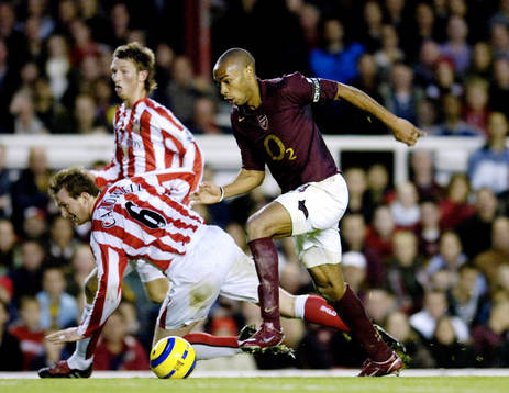 Thierry Henry tar sig igenom och gör Arsenals tredje mål