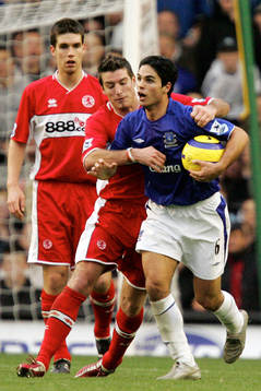 Evertons Mikel Arteta hålls fast av Franck Queudrue,
