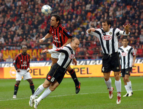 Inzaghi  och Sensini. Nickduell
