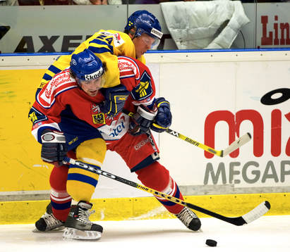 Andreas Karlsson, Sverige, håller fast en tjeckisk spelare