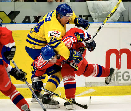 Andreas Karlsson, Sverige, välter en tjeckisk spelare