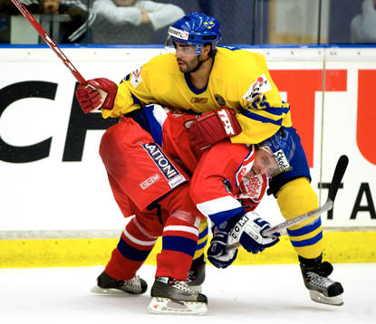 Jonny Oduya, Sverige, och en tjeckisk spelare